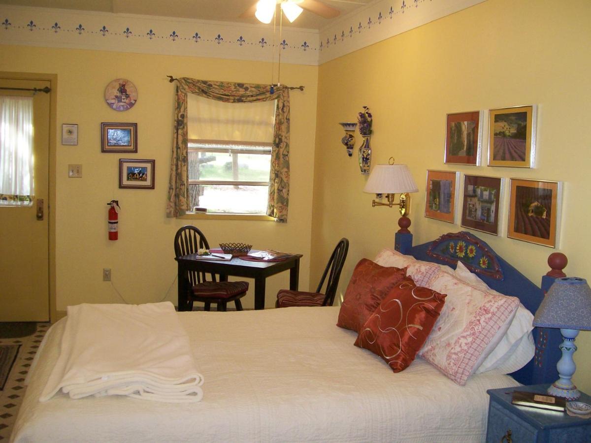 Kelumac Christmas Tree Farm B&B Bryan Esterno foto